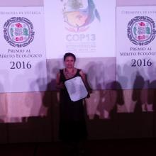 María Isabel Arreola Caro con el reconocimiento y medalla otorgados por el Premio al Merito Ecológico 2016