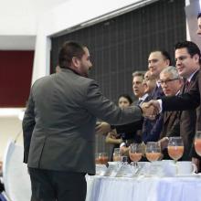 Dr. Mario Martínez recibe el reconocimiento de manos del gobernador de Jalisco, Aristóteles Sandoval